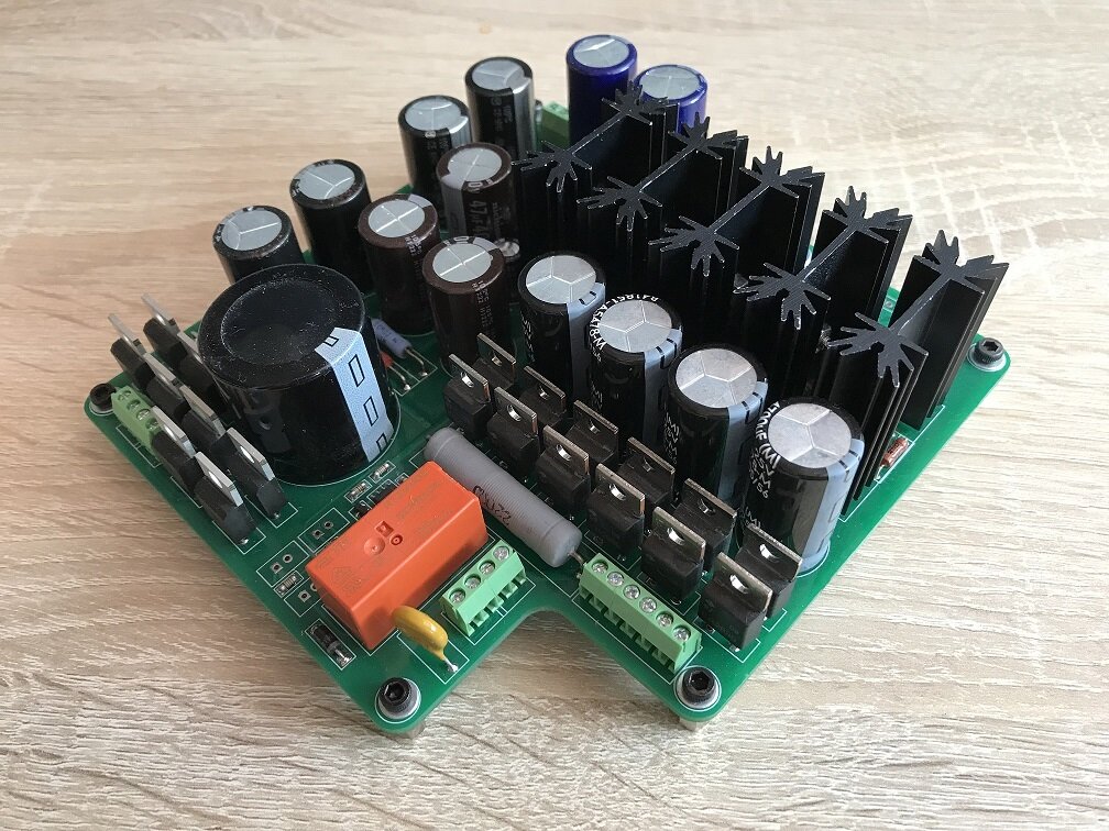 Плата блока питания в процессе сборки