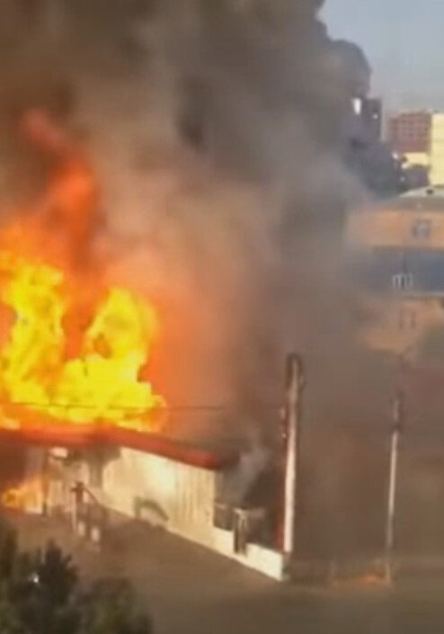 мужчина заметил ,что горит здание.и в этот момент прогремел взрыв