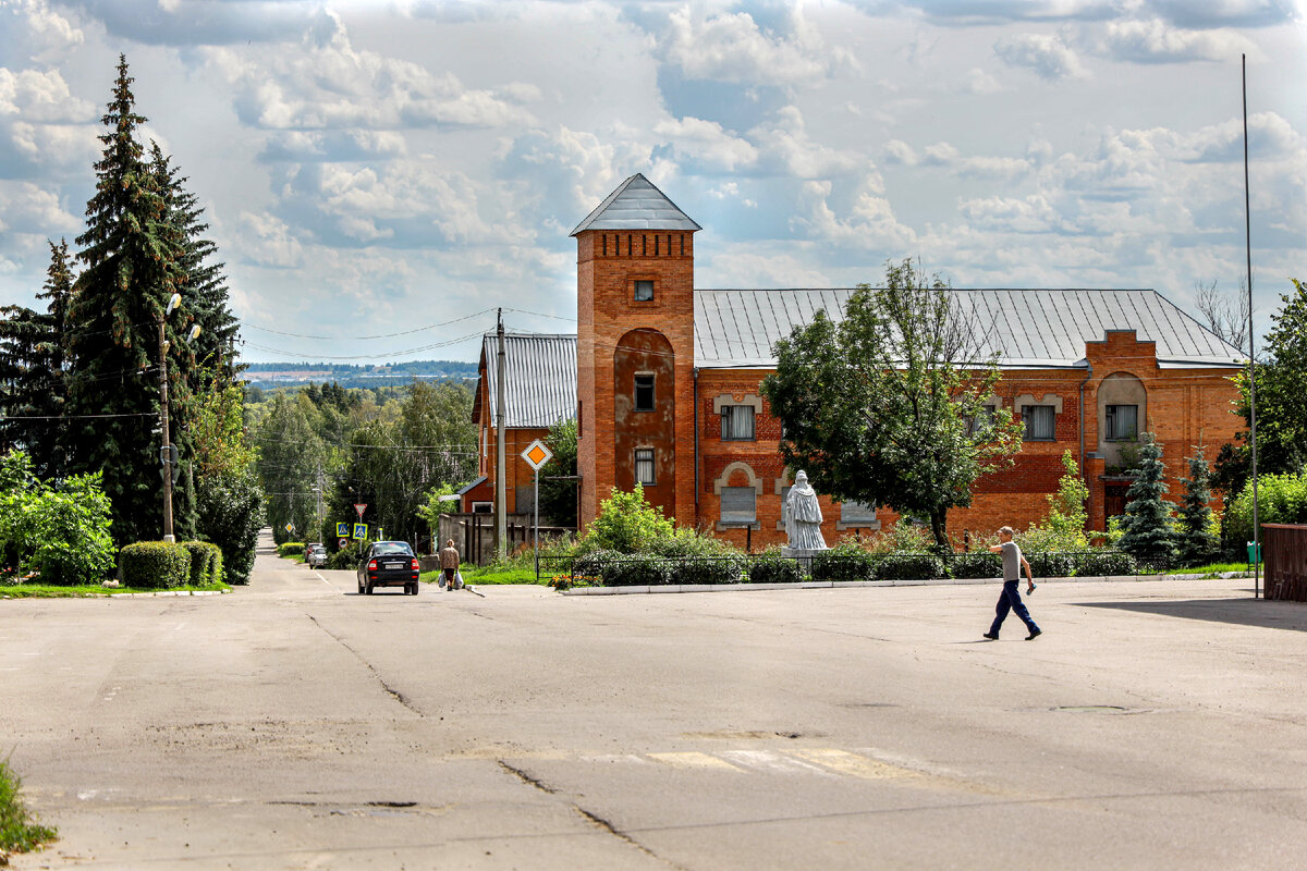 Фото ph_zakharenkova июль 2023г. Скопин. Площадь Ленина. Я думаю, что это бывшее Приходское училище