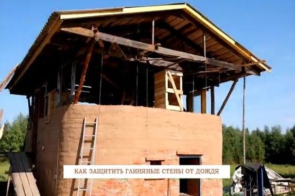 Фото на тему "Как защитить саманные стены от дождя?". Просто поставьте над ними крышу, и дело в шляпе