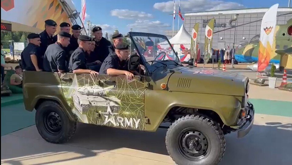    На форуме «Армия -2023» ремонтники на время разобрали и собрали ульяновский УАЗ | ФОТО: скриншот с видео