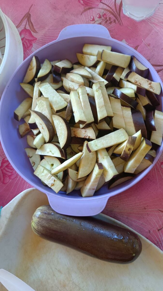 Баклажаны моем, режем