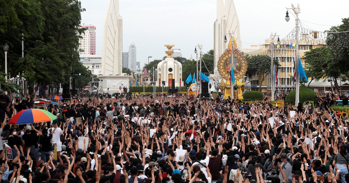 На протестах в Таиланде обстановка обычно накалена донельзя. В полицейских в любой момент могут полететь не пластиковые стаканчики, а камни и коктейли Молотова.
