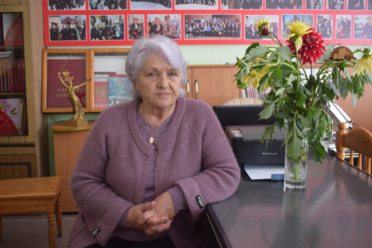 В паспорта заглядывать не будем... Нет смысла