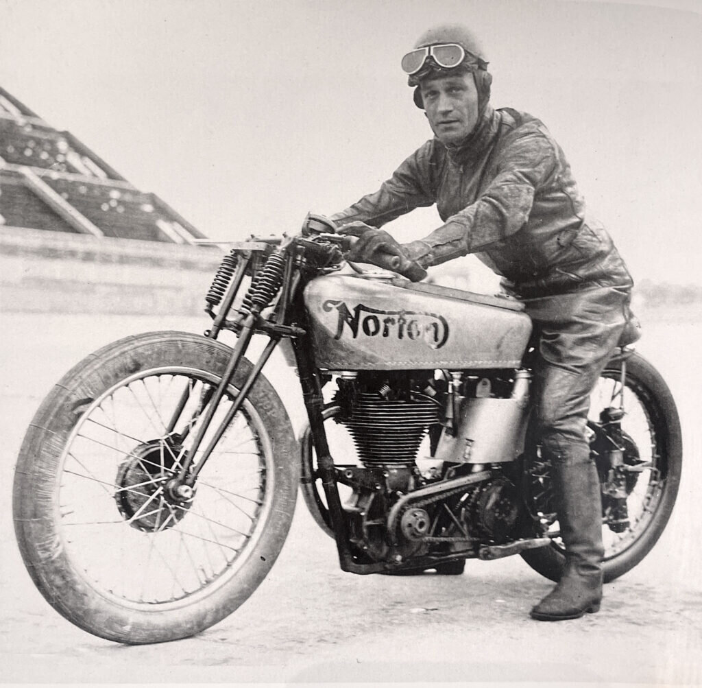 Гонщик завода Norton Джимми Гатри в 1936 году после того, как установил несколько мировых рекордов скорости на дистанции на гонке Montlhéry Speed ​​Bowl: 117,161 миль в час на 50 миль на машине с двигателем объемом 500 куб.см и 107,669 миль в час на 100 км на автомобиле Norton с объемом двигателя 350 куб.см. [Семейный архив Крейга]