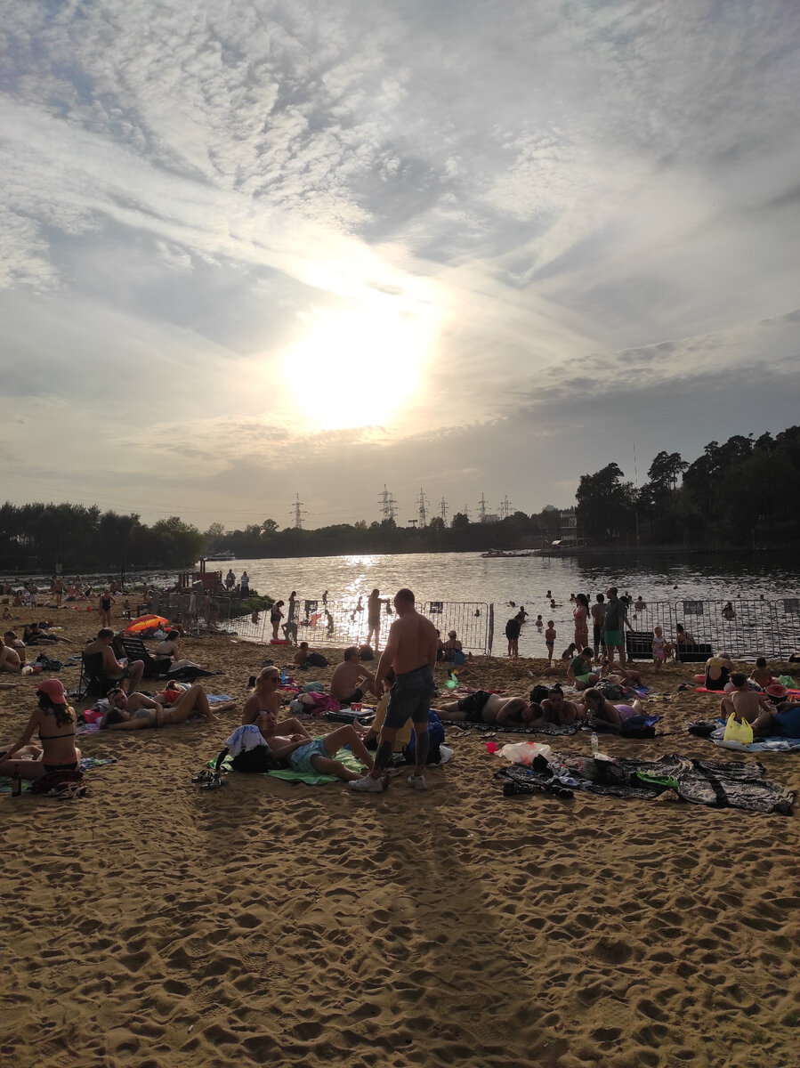 Левобережный пляж в Москве 