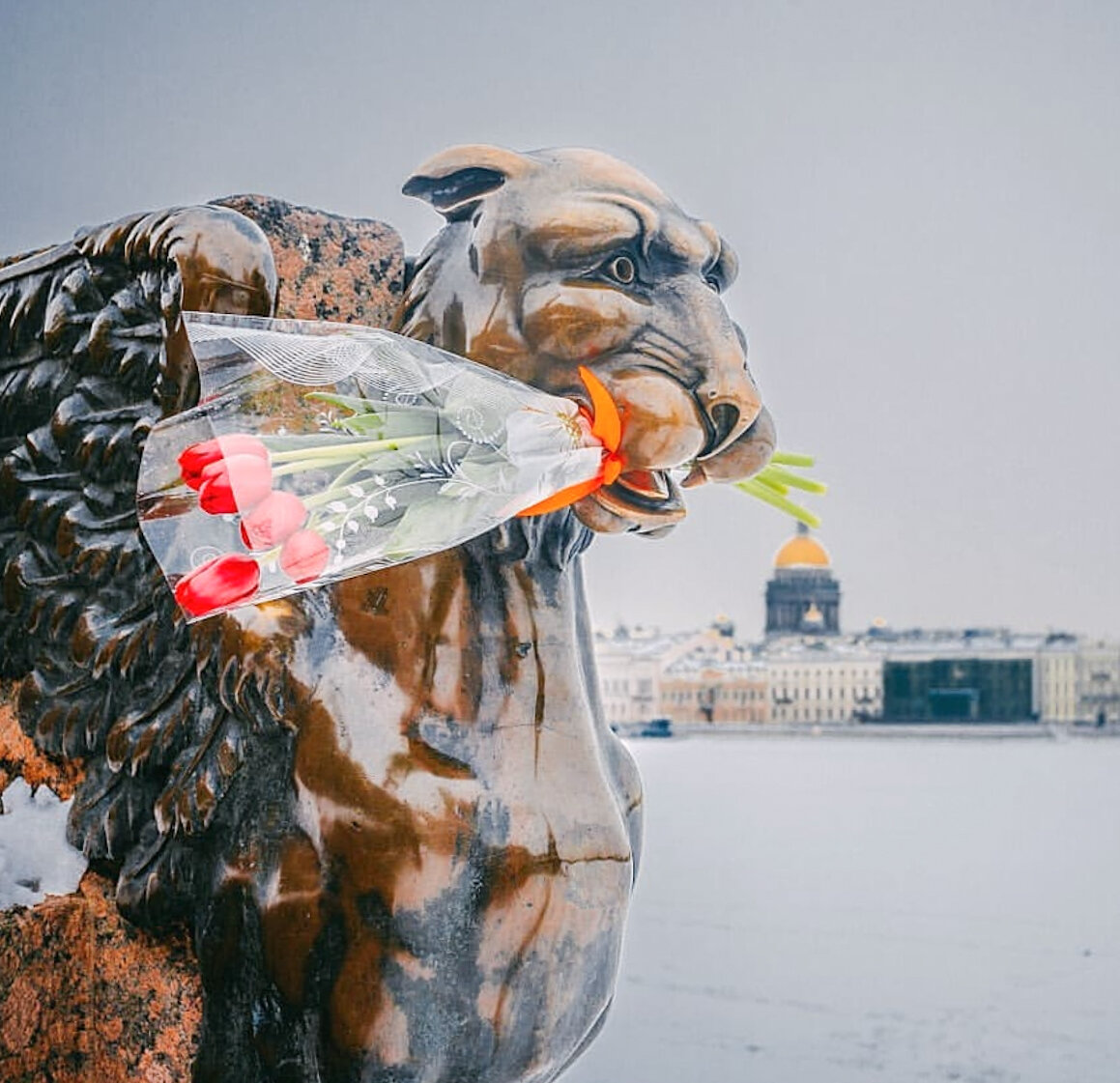Грифон с букетом. Фотография автора.