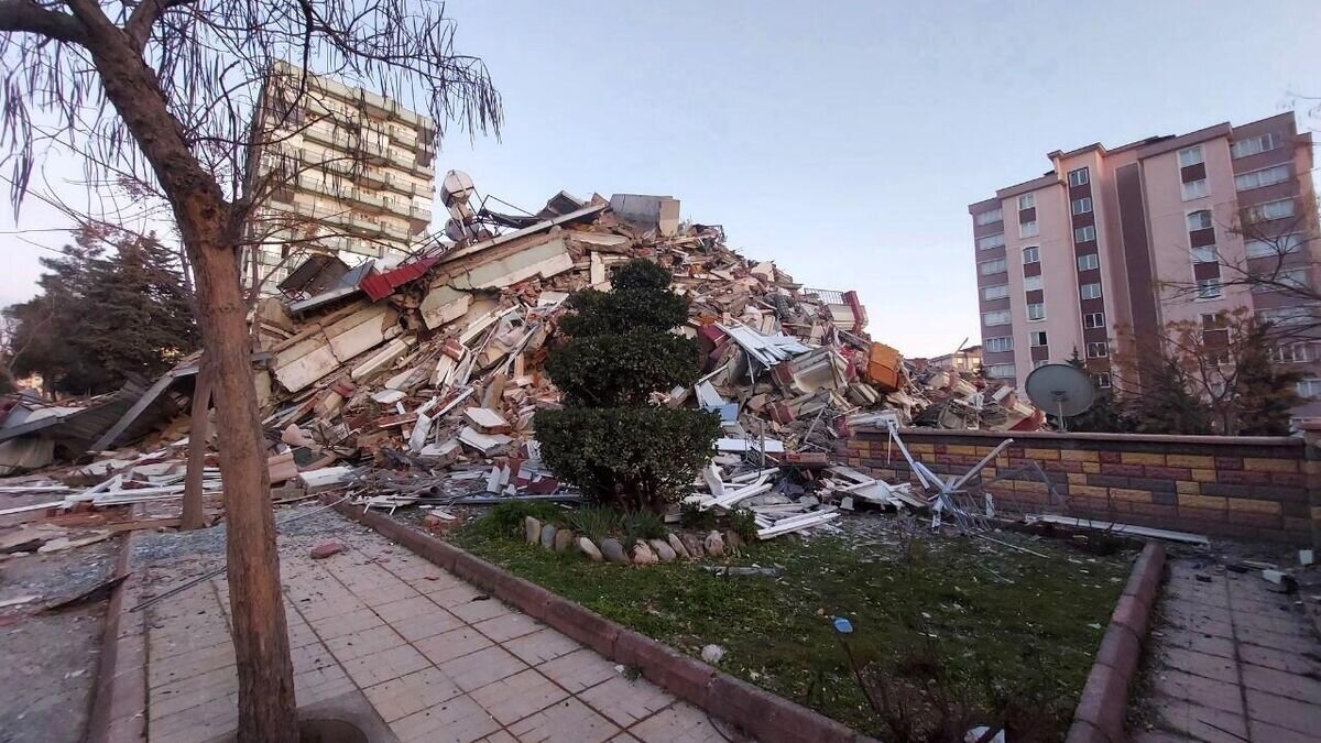    Жилые дома, разрушенные в результате землетрясения в турецкой провинции Кахраманмараш© РИА Новости