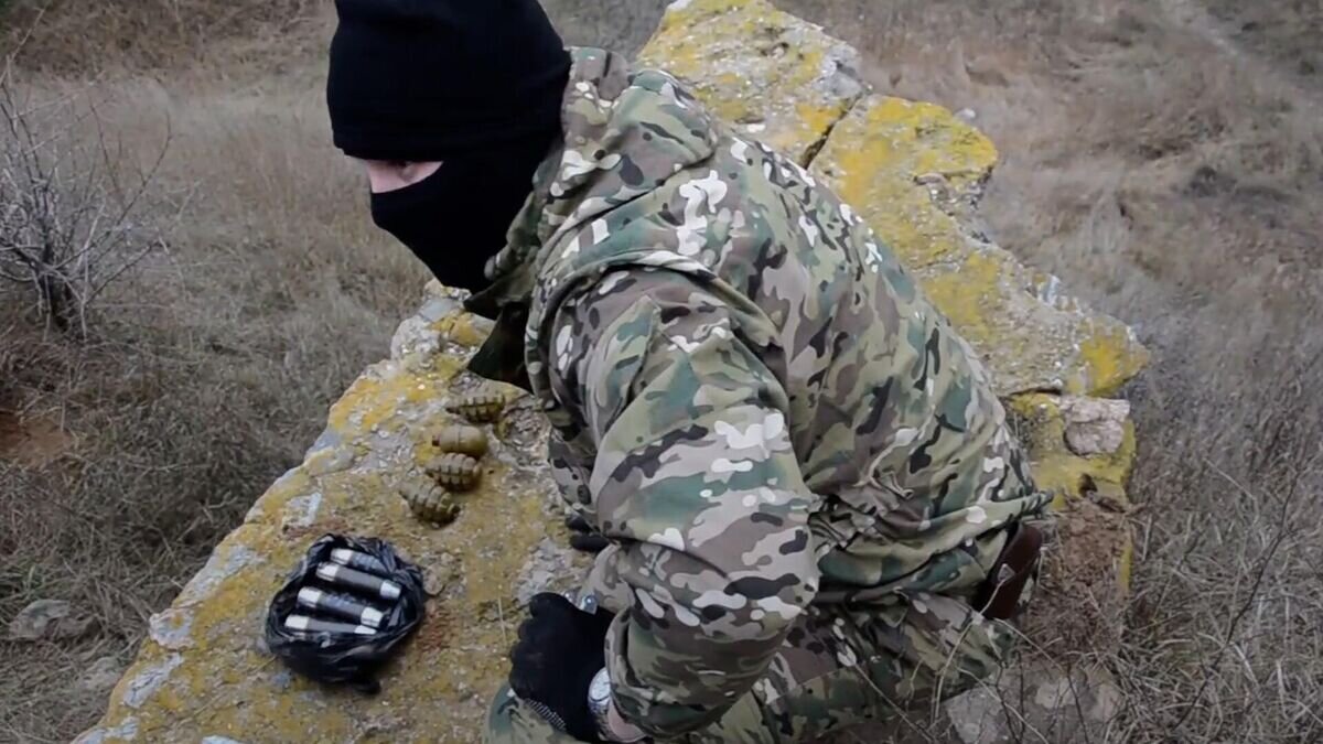 Сбу покушение. Российские разведчики. СБУ. Тайник с оружием.