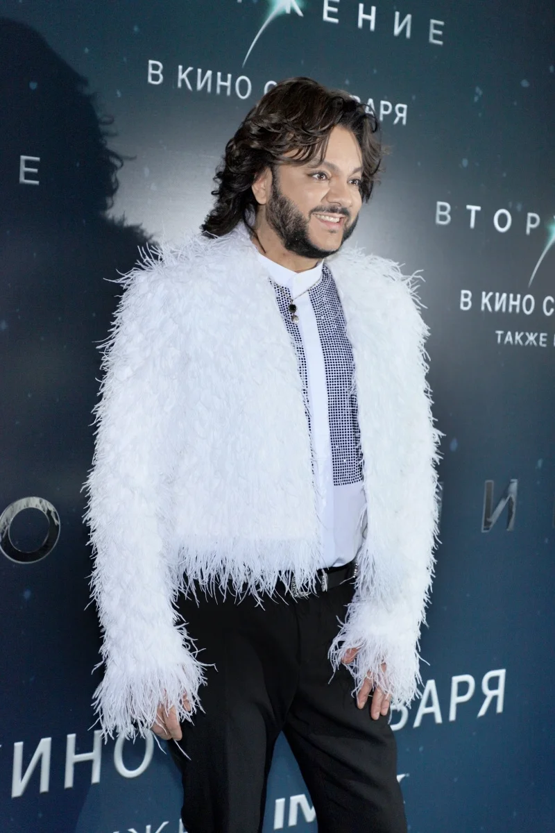 фото: personastars.com Источник: https://lady.mail.ru/article/529176-na-kirkorova-podali-v-sud-iz-za-pirsa-na-ego-dache/