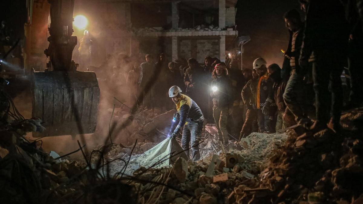    Спасатель разбирает завалы:Muhammed Said/Anadolu Agency via Getty Images