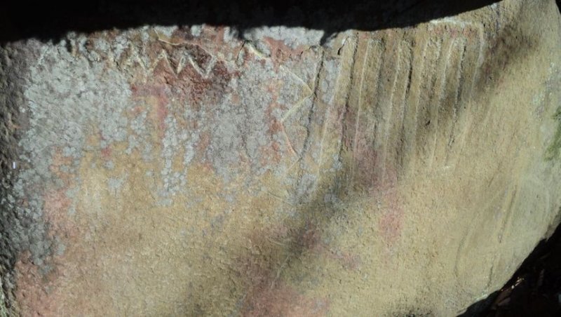 Фрагмент орнаментации фасада — дольмен в урочище «Черноморка» (Лазаревской район, фото Л.Соколовой)
