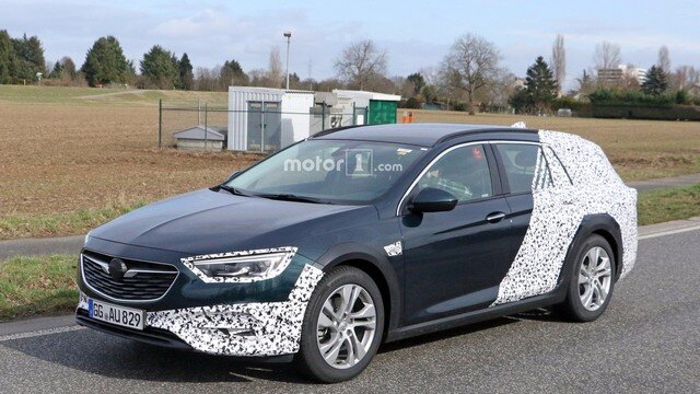 На фото новый универсал Opel Insignia Country Tourer 2018 модельного года