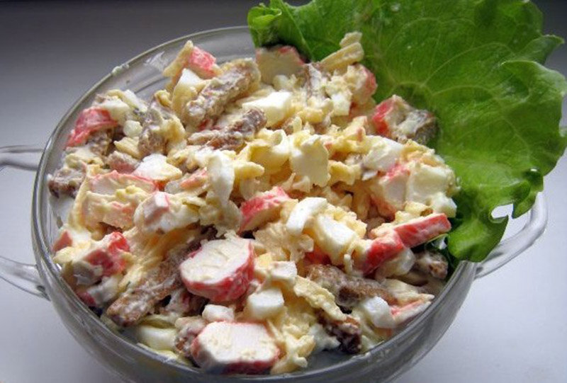 Гости будут довольны. А главное - этот салат очень быстро делать. Рецепт очень пригодится в качестве салата на день рождения. И в новогоднее меню на Новый год 2018. 
Продукты (на 4 порции)
Яйца куриные - 4 шт.
Крабовые палочки - 240 г
Сыр твердый - 300 г
Сухарики - 100 г
Чеснок - 2-3 зубчика
Лимон (сок) - 0,5 шт.
Майонез - по вкусу
