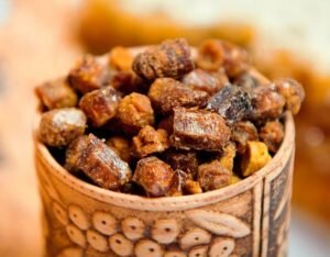 Прополисная мазь, применение которой зависит от самого заболевания, способна помочь даже при глубоких ранах. При эрозиях мазь прополис мазать неплотным слоем на травмированные части тела. Все манипуляции повторять через сутки. Количество процедур должно быть не более 20.
 При иных аномальных процессах мазь с прополисом, применение которой должно быть под наблюдением врача, наносить дважды в сутки. При таком состоянии средство употреблять можно до двух недель. Оно характеризуется анальгезирующим действием, устраняет красноту и зуд. Такой эффект можно наблюдать уже спустя пару дней.