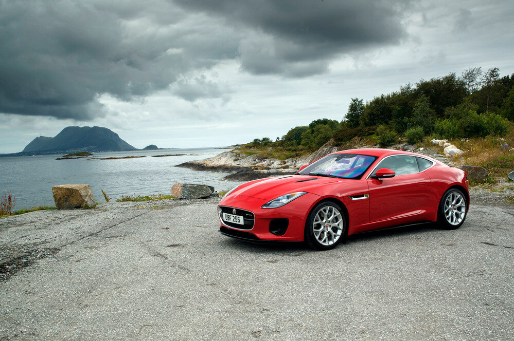  Двухлитровые  F-Type бывают исключительно заднеприводными и с 8-ступенчатым автоматом  ZF. Механика осталась прерогативой версии V6, а полный привод доступен и  с V6, и с V8. В России F-Type с МКП не предлагаются из-за низкого  спроса.  