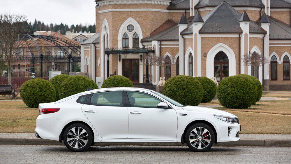 У  Optima стремительный профиль. Обратная сторона этой красоты – низкая  крыша и потолок. Особенно нехватка пространства над головой ощущается у  задних седоков.  