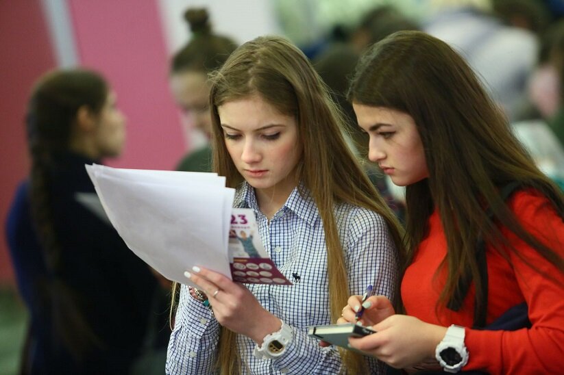 Всероссийский центр изучения общественного мнения (ВЦИОМ) провел исследование, чтобы выяснить, сколько старшеклассников определилось с продолжением обучения в российских вузах.