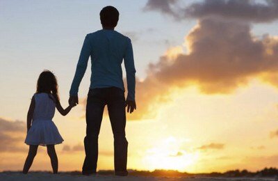    Отец одиночка с точки зрения социального статуса — важная категория. К сожалению неполная семья, в которой, конечно, чаще присутствует мать одиночка, однако и одинокие отцы имеют место, не такая уж и редкость. По сути не имеет значения как получилась эта ситуация. Главное — отец одиночка по логике не должен в принципе иметь отличие от одинокой матери.