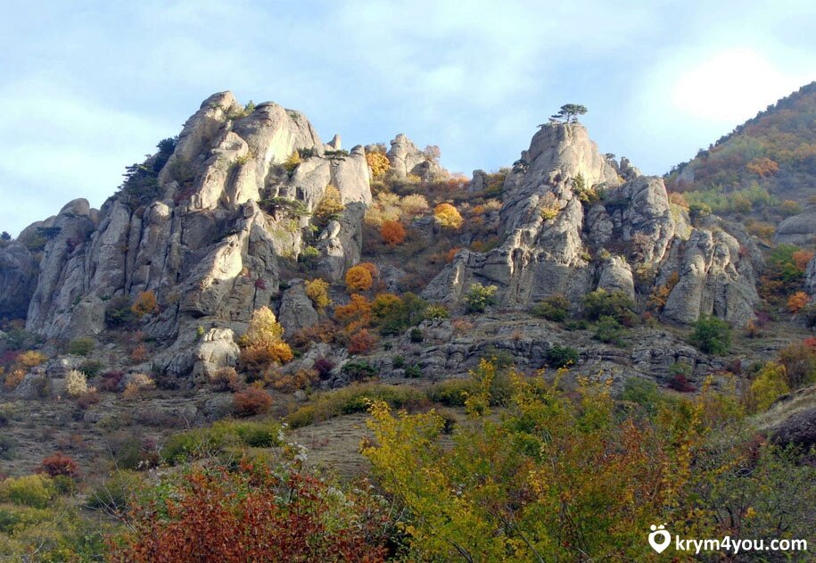 Приведения крыма. Демерджи Долина привидений. Урочище Демерджи Крым. Урочище Демерджи и Долина привидений. Турбаза Долина привидений.