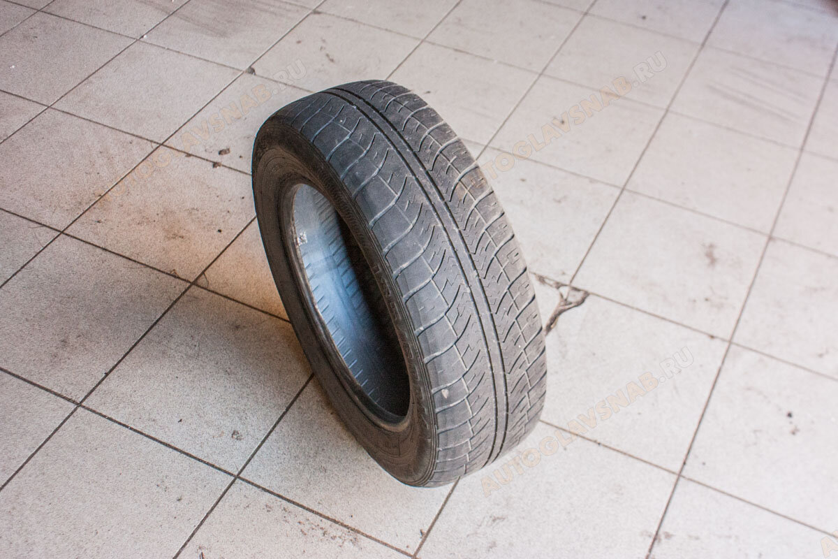 На фото видно как сильно резину подъело с левой стороны