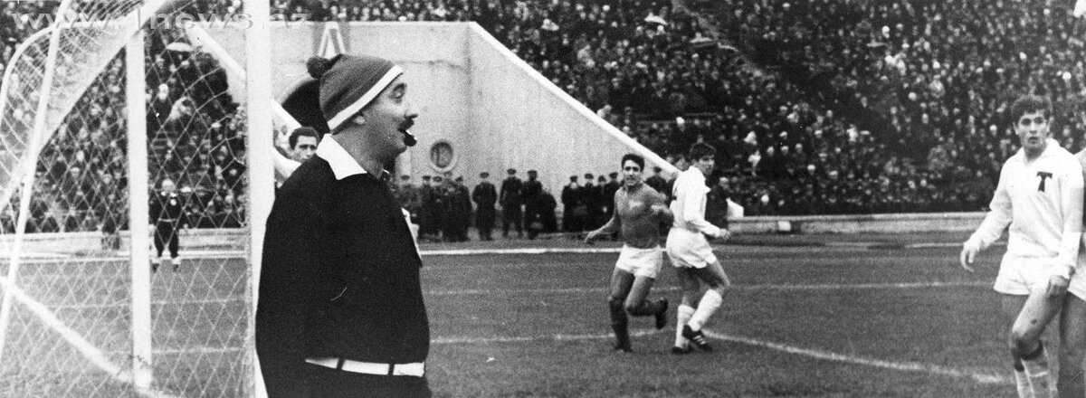 Тофик Бахрамов обслуживает матч Чемпионата СССР.