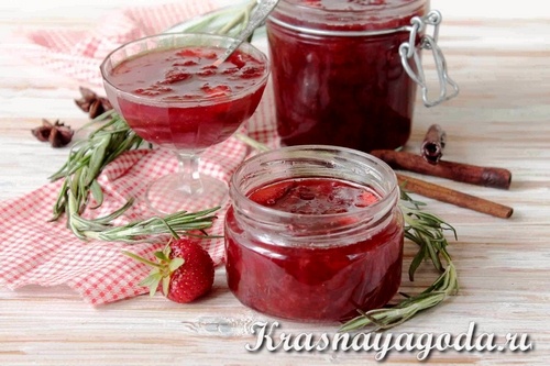 Без  стерилизации варенья из клубники по нашему рецепту, храните в холодном  погребе или на полке холодильника, разливайте еще горячим по заранее  вымытым с содой и просушенным банкам.