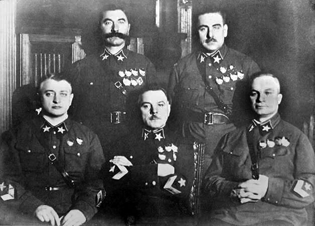 Первые пять маршалов (слева направо): Тухачевский, Ворошилов, Егоров (сидят), Будённый и Блюхер (стоят), 1935 год. Источник:  Википедия