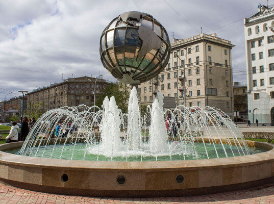 Первое место. Мэрия Новосибирска предложила организаторам отказаться от проведения митинга против повышения пенсионного возраста и НДС. Чиновники объявили, что в небольшом фонтане на площадке, отведенной под мероприятие, люди начали получать «удары током» по «непонятным причинам». Так бывает. Несомненно, охрана здоровья граждан – приоритетное направление деятельности местных властей. Ну какой митинг, если в месте его планируемого проведения появилась столь нехорошая аномалия? Вот только удивительно, что осведомлённые о столь неприятных качествах фонтана местные власти, даже после уведомления о данном факте организаторов митинга не удосужиться оградить опасный объект и сделать его недоступным для граждан. В целях охраны их жизни и здоровья. Более того, в нем спокойно по сей день купаются дети. Судя по всему, ситуация с фонтаном довольно неоднозначная. Скорее всего, удары током в районе данного объекта получают только противники пенсионной реформы и поднятия правительством ставки НДС. Все остальные могут чувствовать себя в районе фонтана в абсолютной безопасности. Яркий пример того, как даже неодухотворенные, недвижимые предметы в России поддерживают политику, проводимую действующей властью. 

Второе место. Против врача из города Советской Гавани возбудили уголовное дело о возбуждении ненависти либо вражды (ст.282 УК РФ) за отметку «нравится» (like) в социальной сети «Одноклассники», сообщает агентство «Хабаровский край сегодня». Как рассказал адвокат обвиняемого Константин Суковатый, по версии следствия, врач в июне прошлого года разметил в новостной ленте на своей странице в «Одноклассниках» картинку, в которой «содержатся высказывания, направленные на унижение достоинства группы лиц русской национальности». Обвиняемый был задержан на двое суток. Прокуратура попросила заключить его под стражу, но суд не нашел для этого оснований, рассказала помощник Совгаванского городского прокурора Елизавета Горбачева. Нет, сам факт того, что врач «лайкнул» картинку унижающую достоинство группы лиц русской национальности не делает ему чести. Но заключать за подобное человека под стражу – дикость. Нужно понимать, как устроены «Одноклассники». Достаточно просто поставить «лайк» под фотографией, размещенной в ленте одним из твоих друзей, и данная фотография автоматически попадает на твою страницу с пометкой о том, что она вам понравилась. Хотите вы этого или нет. Но одно дело загружать подобные материалы на свою страницу или сознательно распространять среди пользователей сети Интернет, другое просто отметить фотографию, которая тебе понравилась. Нет, я конечно понимаю, что человек, которому хотя бы даже понравилась фотография «содержащая высказывания, направленные на унижение достоинства группы лиц русской национальности», вряд ли заслуживает сочувствия. Но вопрос в другом. Все дело в том, что в подобной ситуации может оказаться любой из нас. Ну кто хотя бы раз в жизни «на автомате» не ставил «лайки» под фотографиями и материалами, размещенными вашими друзьями? Мне просто не нравятся что правоохранительные органы «играют мускулами», подобным образом пытаясь отучить нас свободно выражать свои симпатии и высказывать свое мнение.
Третье место. Депутат от ЛДПР Сергей Жигарев толкнул журналиста Mash и ударил по камере, когда тот спросил народного избранника про состояние здоровья. Тот самый депутат, который «пострадал за любовь» и был избит новым возлюбленным своей бывшей пассии. Посмотрел я данный ролик. Мерзкое конечно впечатление осталось после просмотра. Нет, так себя с людьми вести нельзя. Это, как минимум, паскудство. Скажу вам честно, я даже не узнал в этом «брутальном» парне с поставленным ударом депутата Жигарева, который еще несколько дней назад ползала по асфальту, и получал зуботычины от молодого и незнакомого ему парня. Прямо два разных человека. Но журналиста бить – дело не хитрое. Тут особого мужества не требуется. Как говорится, «выпустил пар», «взял свое». Нет, ну мужик, однозначно. Надеюсь, что журналистское сообщество адекватно ответит на его поступок.

Партия «Единая Россия» предложит к первому чтению законопроекта о повышении пенсионного возраста пакет мер по поддержке занятости для граждан, чей выход на пенсию будет отсрочен в связи с реформой, заявил в пятницу, 13 июля, первый заместитель руководителя парламентской фракции «Единая Россия» Андрей Исаев. Среди таких мер может быть предложено ввести в закон понятие «человек предпенсионного возраста» и обязать работодателей уведомлять Роструд об увольнениях пожилых сотрудников. Как в том мультфильме – удивительный чудак, все он делает не так. Судя по всему «Единая Россия» решила лишить людей преклонного возраста любых шансов на трудоустройство. Ну, рассудите сами – кто возьмет на работу человека «предпенсионного возраста» зная, что даже если тот окажется худшим работником в истории предприятия его увольнение повлечет за собой разборки с представителями «Роструда»? До новых, волнующих встреч!
