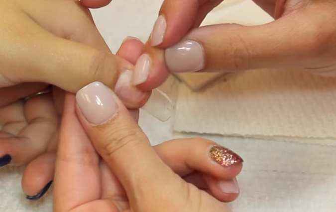 Приклеиваем первый ноготь