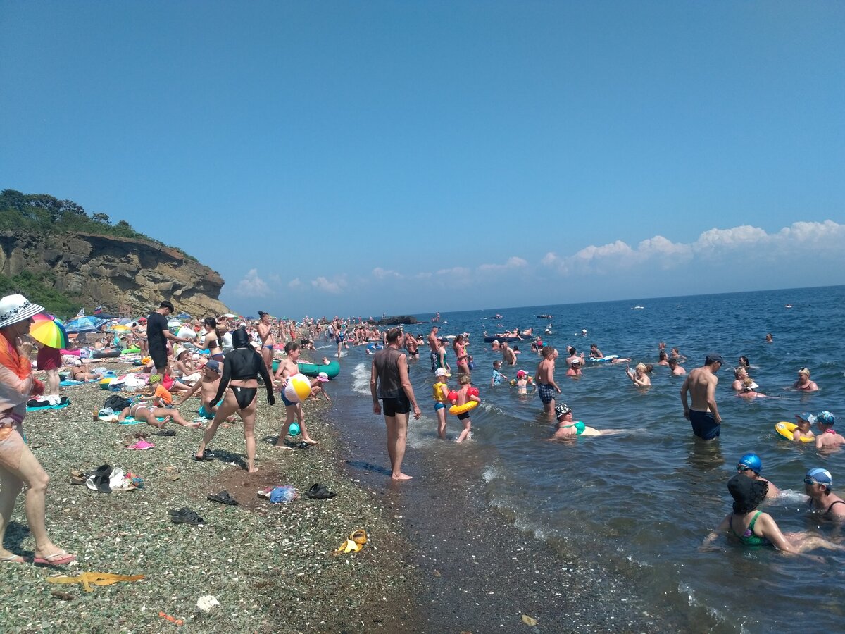  Причина этому — городская мусорная свалка «Горностай», которая располагалась по соседству с бухтой Стеклянная. Сюда старались свозить стеклянные и иные хрупкие обломки, и в один прекрасный момент их тут скопилось огромное количество. Залив и вовсе представлял собой удручающее зрелище, с точки зрения экологии. 