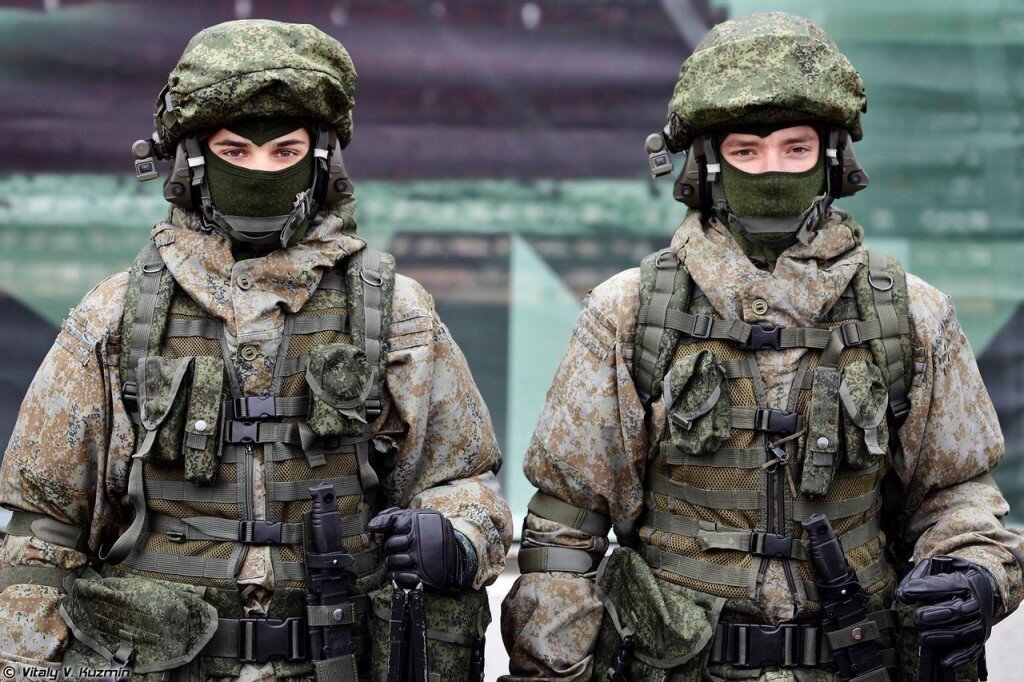 Выберите картинку где показан боец вс рф в комплекте боевой экипировки ратник