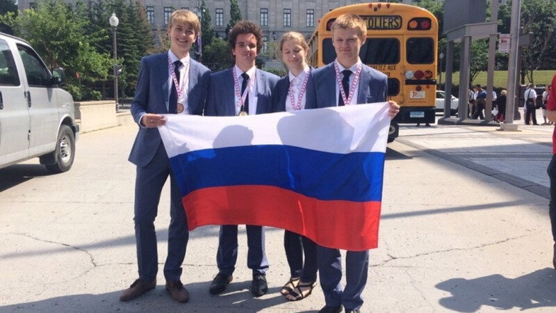   Ален Коспанов (второй слева): «Я рад, что стал первым представителем России, кто выиграл золото олимпиады» Фото: edu.gov.ru 