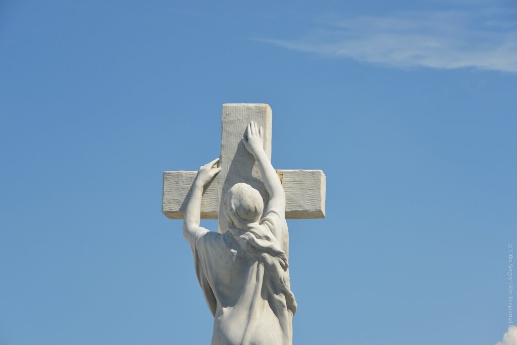  
Кладбищенская тема всегда неоднозначна. Кому-то она кажется чуждой, кого-то наоборот притягивают все эти многочисленные мраморные скульптуры... 
