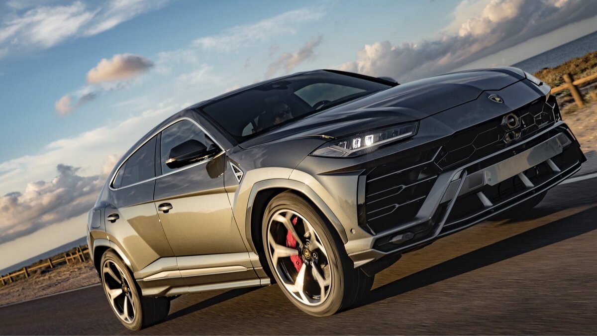 Кроссовер Lamborghini Urus — оказался одним из самых быстрых кроссоверов.Под капотом у этого красавца расположился битурбированный двигатель V8 с максимальной мощностью 478 Квт (650 л.с), который дает оптимальное соотношение массы к мощности двигателя.Восми-ступенчатая коробка передач комбинированная с полноприводной системой, дает наилучшие характеристики при любых погодных условиях.У lamborghini Urus крутящий момент больше передается на заднюю ось так как этот автомобиль больше для спортивного вида вождения.Lamborghini Urus с турбомотором позволяет набирать сотню с нуля за 3,6 секунд.