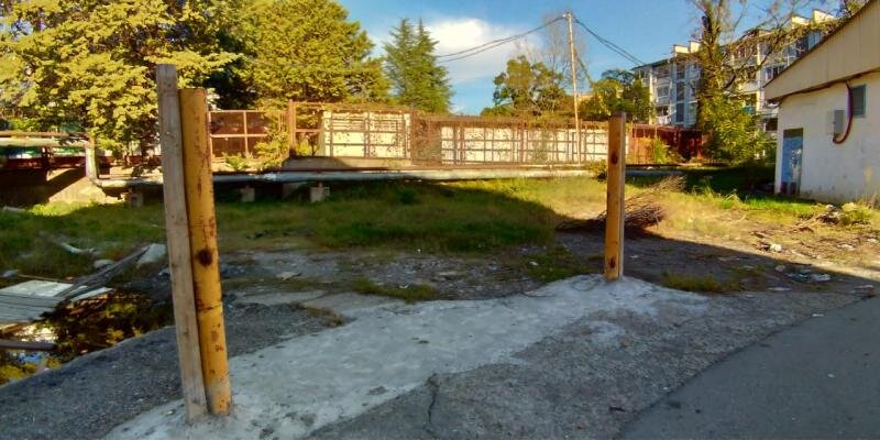 
Была сегодня на месте, с августа прошло три месяца... забор убрали, но столбы и яма остались напоминанием.

 