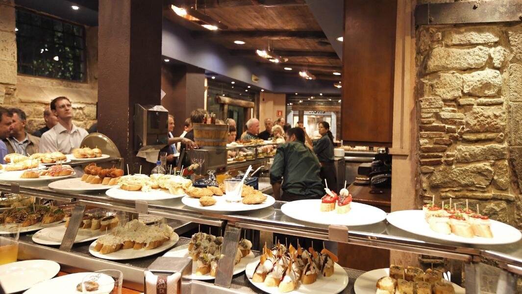 Барселона, типичный винный тапа-бар в Рибере. Фото: Global Look Press/ImageStockArt/face to face