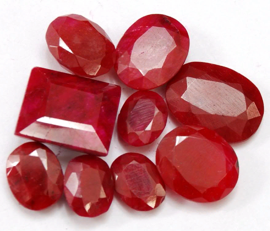 Камни руби. Рубин (красный и малиновый Корунд),. Рубин камень минерал. Камни Самоцветы Рубин. Рубин натуральный природный драгоценный камень.
