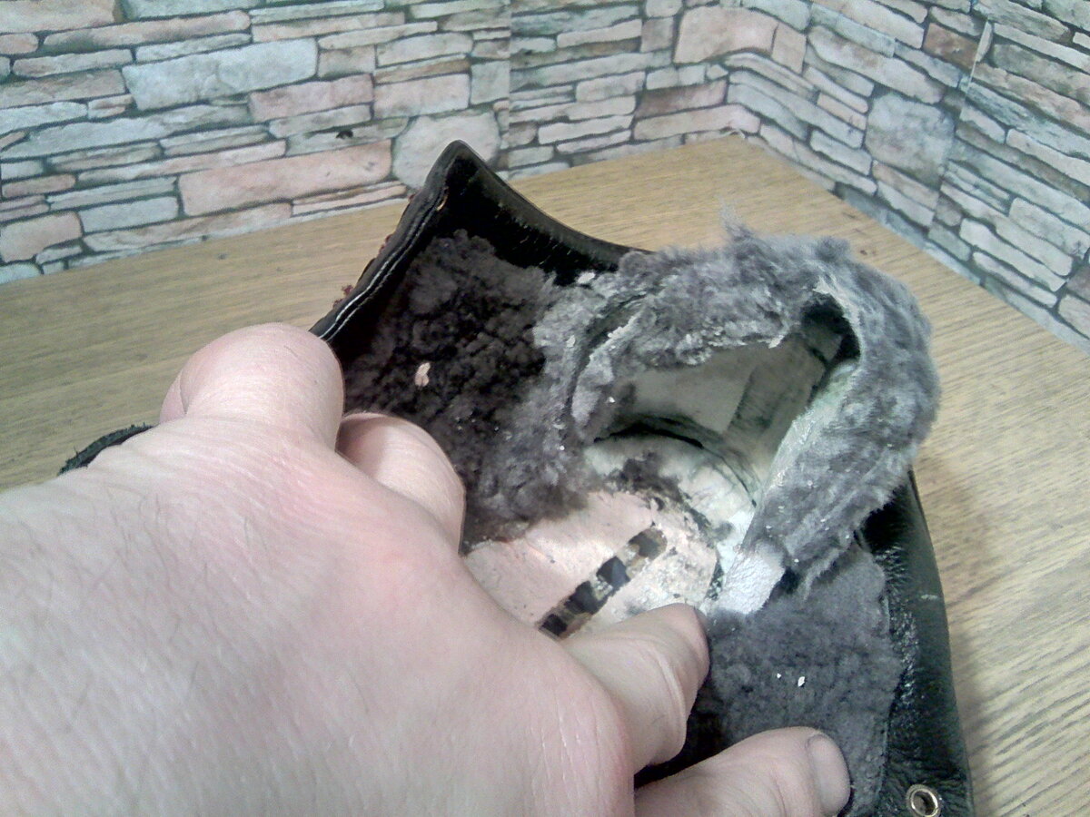 Задник порван по сгибу.