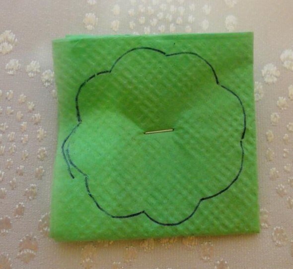 Складываем салфетку и скрепляем центр степлером, рисуем цветочек по шаблону