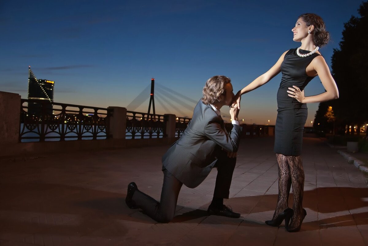 Девушка на коленях перед парнем мем I don't know how a woman can stay with a man who cheats on her ... Either multip