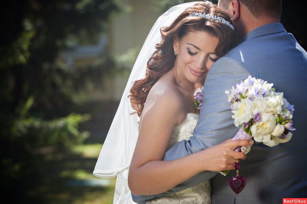 Звон свадебных колоколов – музыка, слаще которой нет. Замужество позволяет женщине реализоваться в полной мере, стать Богиней собственного мира, обрести новый статус. И если выйти замуж «естественным путем» не удается (неважно почему), стоит применить ритуал «Сапожок невесты». 