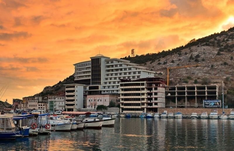 На фото - гостиничный комплекс "Вояж" в Балаклавской бухте. 