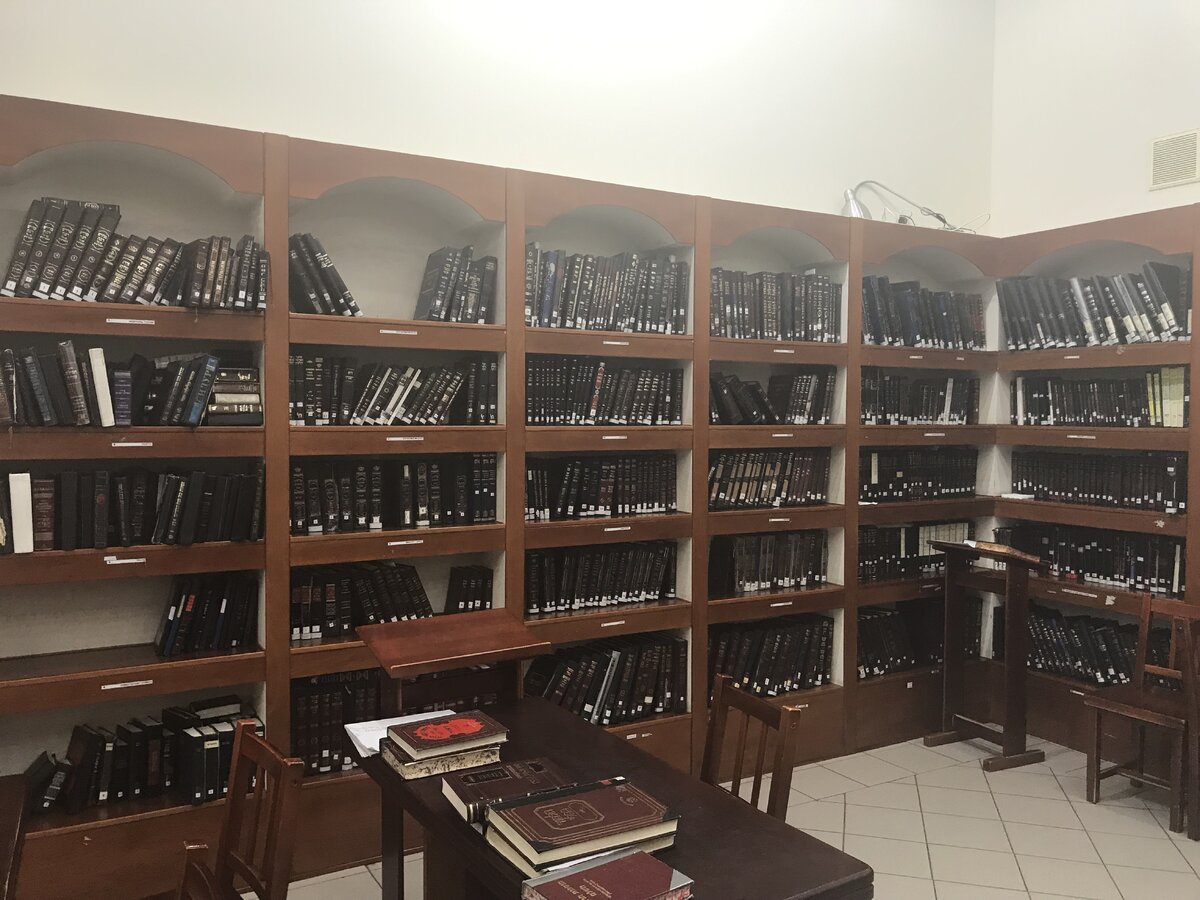 Это кусочек дома учения (бейс мидраш), в котором ежедневно проходит наша учёба