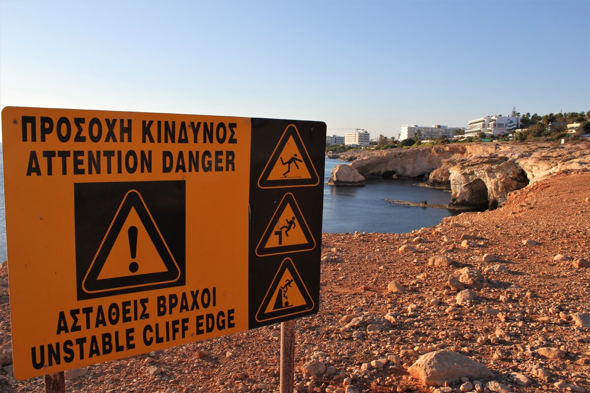 Предупредительный знак возле Моста Влюбленных