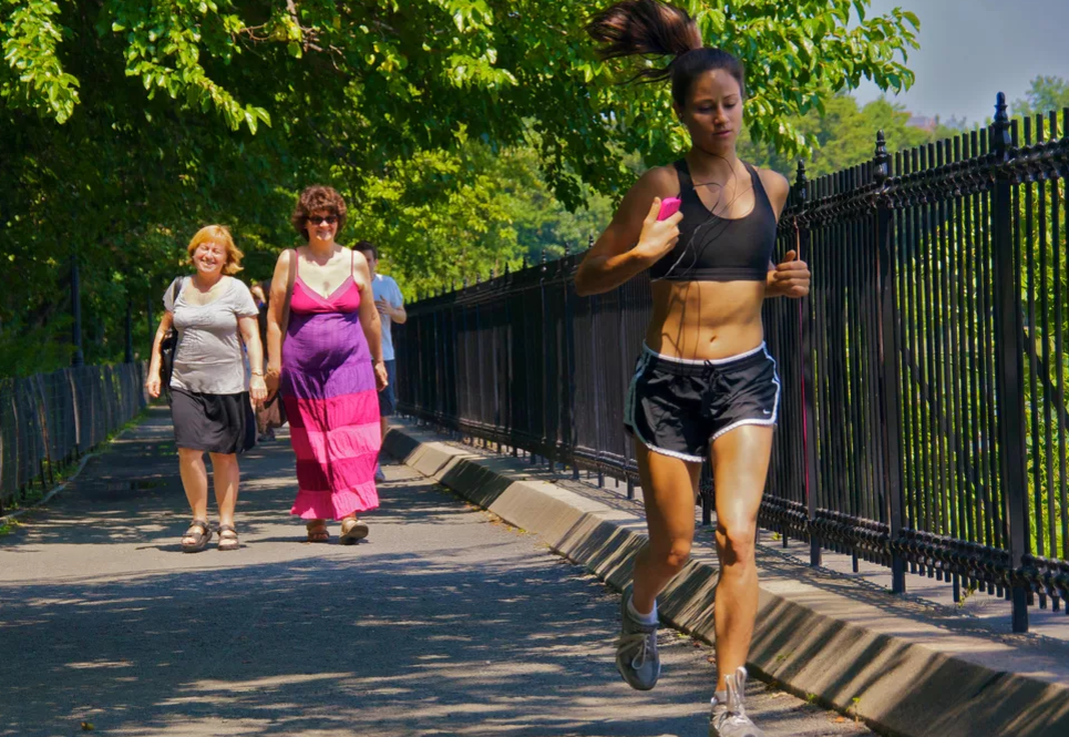 Похудеешь ли если бегать каждый день. Утренняя пробежка. Женщина на пробежке. Женщина убегает по улице. Вечерняя пробежка.