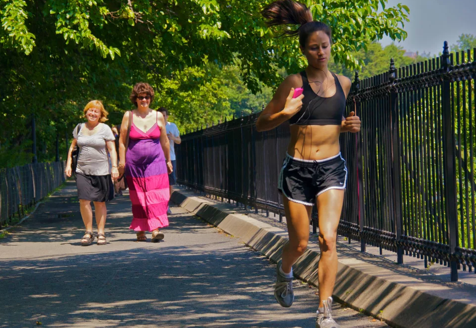 She run fifteen kilometers this morning. Утренняя пробежка. Женщина на пробежке. Вечерняя пробежка. Женщина убегает.