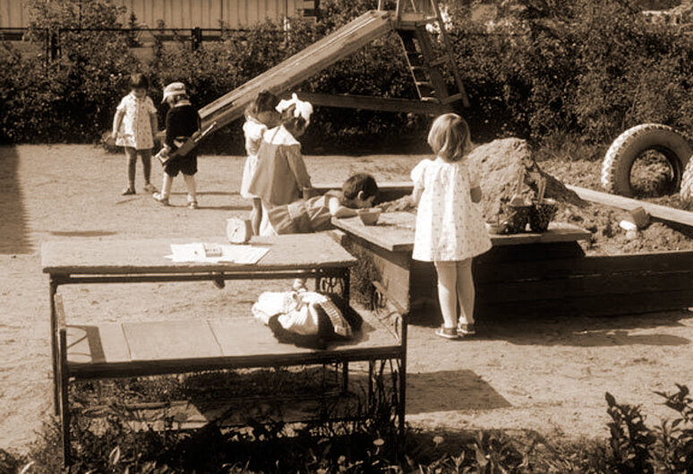Песочницы были излюбленным местом для игр малышей.