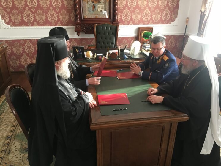 Руководитель следственного управления Сергей Михайлов, митрополит Симбирский и Новоспасский Анастасий, епископ Мелекесский и Чердаклинский Диодор, епископ Барышский и Инзенский Филарет заключили соглашение о сотрудничестве. Об этом сообщается на сайте регионального СУ СК.
