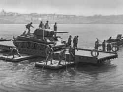 Понтон, на котором переправляется танк (Т-34), Вторая Мировая война, Дон. (Im. Source: Wiki)